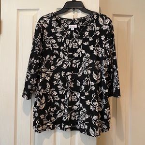 Denim & co Black & white floral V neck